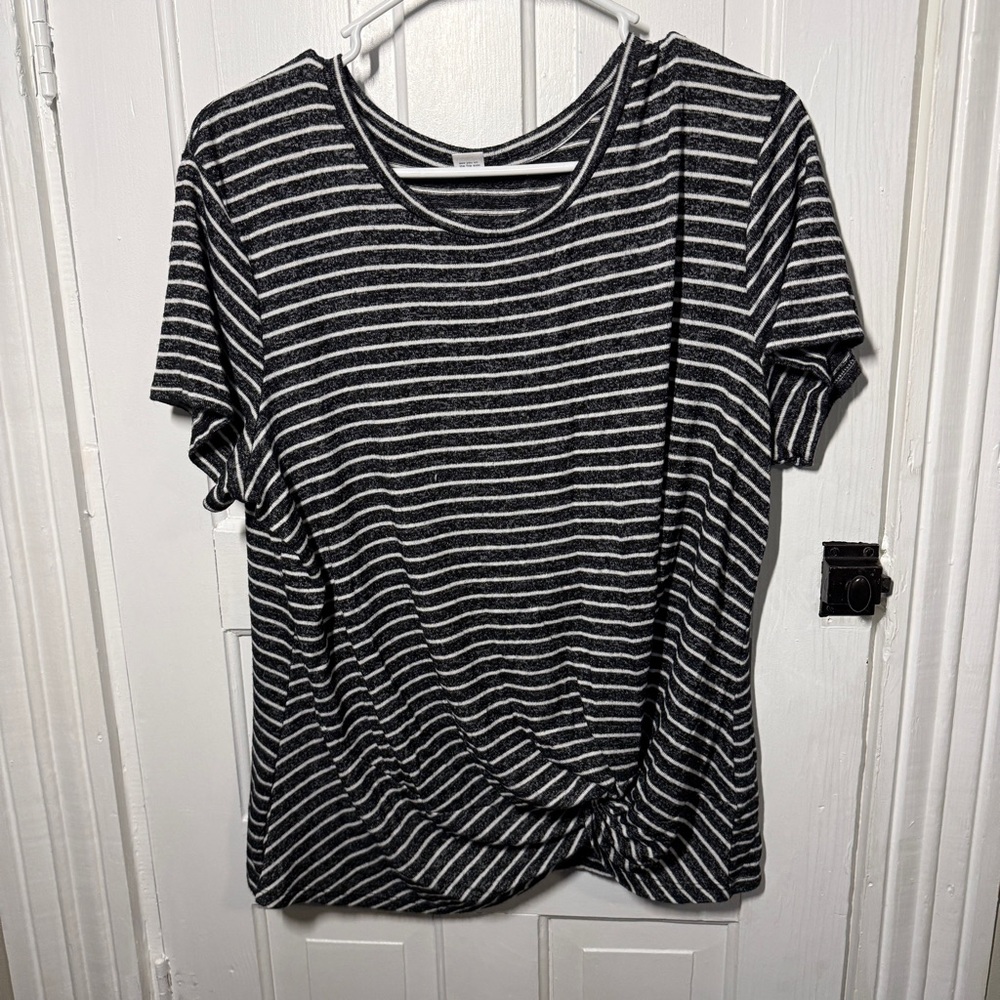 💓⚡️$10 DEALS 
Old Navy Black and White Striped Short Sleeve Tee Women’s Size XL